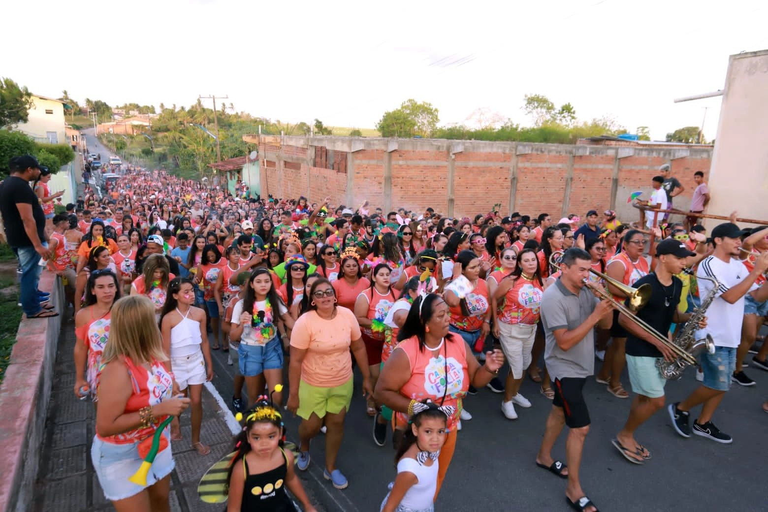 Prévia carnavalesca arrasta multidão em Lagoa da Canoa