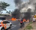 Vídeos: Moradores de Riacho Doce bloqueiam a AL-101 em protesto contra a falta de energia