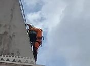 Após 15 horas de tensões, Corpo de Bombeiros consegue resgatar homem da torre da igreja de Santo Antônio em Arapiraca  