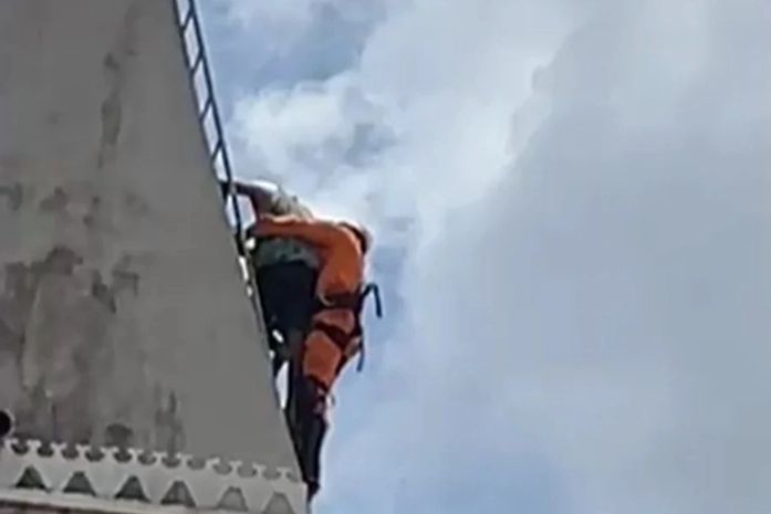 Após 15 horas de tensões, Corpo de Bombeiros consegue resgatar homem da torre da igreja de Santo Antônio em Arapiraca