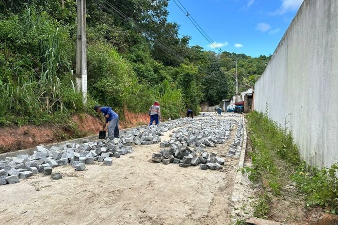 Grota Bom Jesus, na Serraria, recebe serviços de drenagem e pavimentação