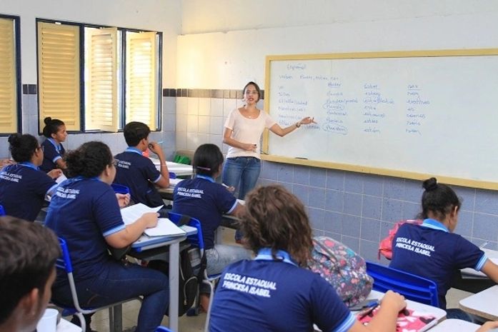 Mais de 20 mil servidores da Educação recebem bonificação do Escola 10 nesta quinta (29)