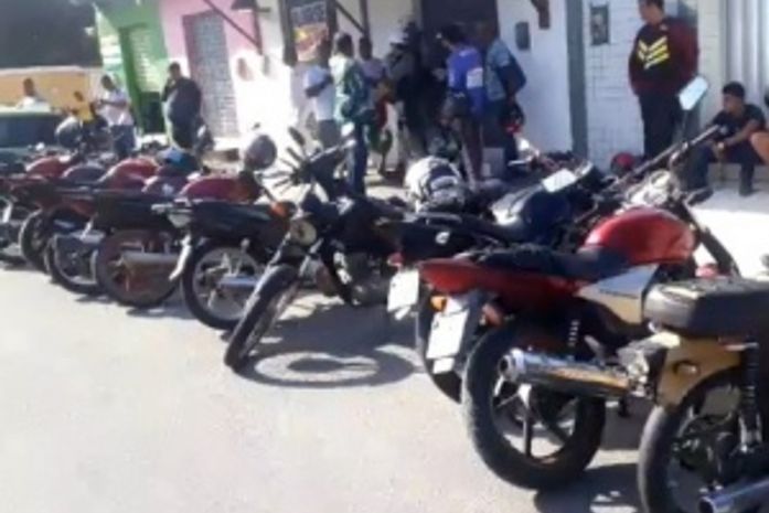 Veículos foram levados para o pátio do Detran, no bairro Cidade Universitária.