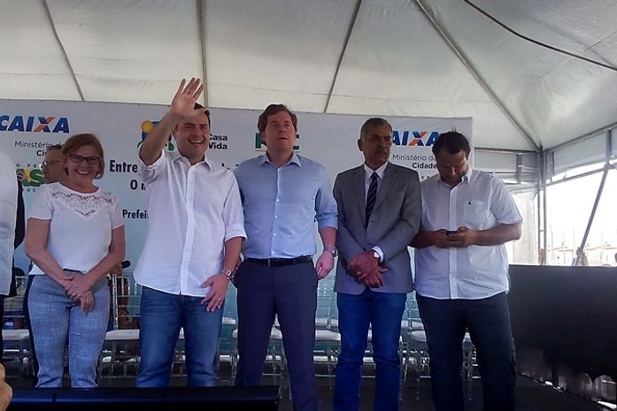 Tarcizo Freire participa de solenidade de entrega de casas com ministro Kassab e Renan Filho
