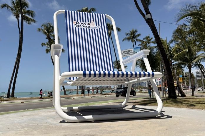 Cadeira Gigante ganha vida nova com estrutura repaginada na orla de Ponta Verde