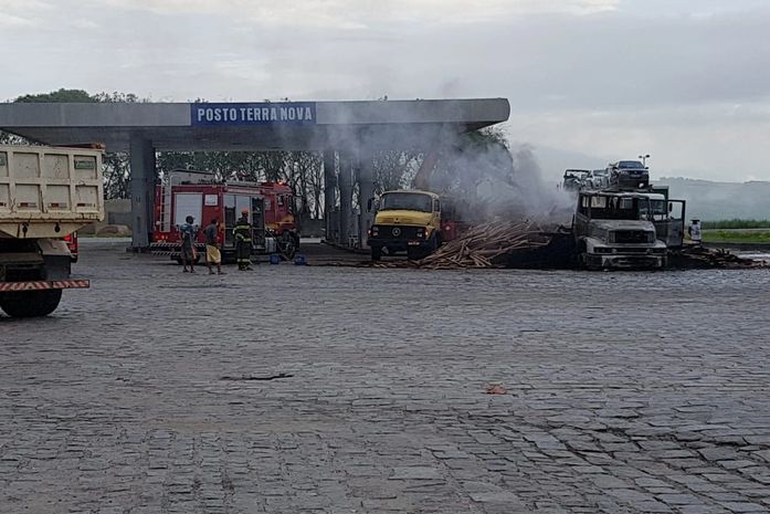 Caminhão pegou fogo no posto Terra Nova, na BR-101