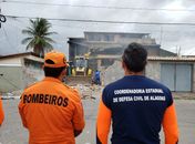 Bombeiros e Defesa Civil iniciam demolição de fábrica incendiada no Inocoop