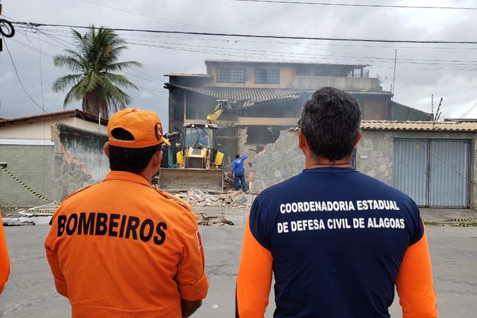 Bombeiros e Defesa Civil iniciam demolição de fábrica incendiada no Inocoop