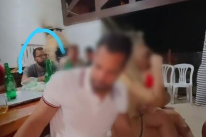 Foto postada em rede social mostra bancário Sérgio Praxedes entre os participantes da festa.