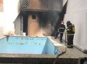 Incêndio de média proporção atinge residência e compromete estrutura