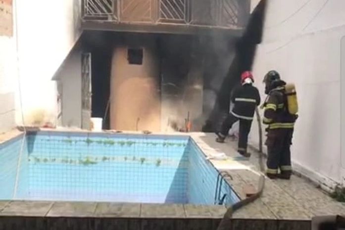 Incêndio de média proporção atinge residência e compromete estrutura