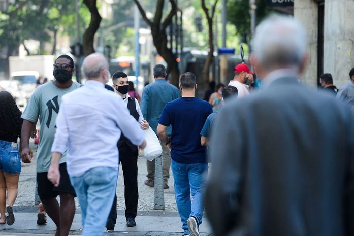 Em um mês, média de mortes por covid-19 tem queda de 32% no Brasil