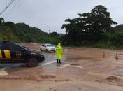 Equipes seguem no local para monitorar a via
