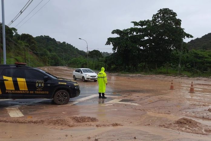Equipes seguem no local para monitorar a via