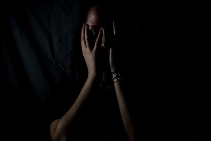 Ele quase a matou e depois tentou o suicídio. Ela, com sentimento de culpa retornou à casa.