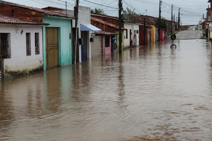 Após forte chuva, telhado de casa desaba e ruas ficam alagadas em Penedo
