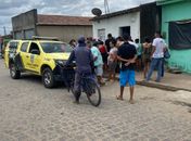 Criminosos invadiram casa e efetuaram disparos contra jovem, de 21 anos, que foi levado para hospital.