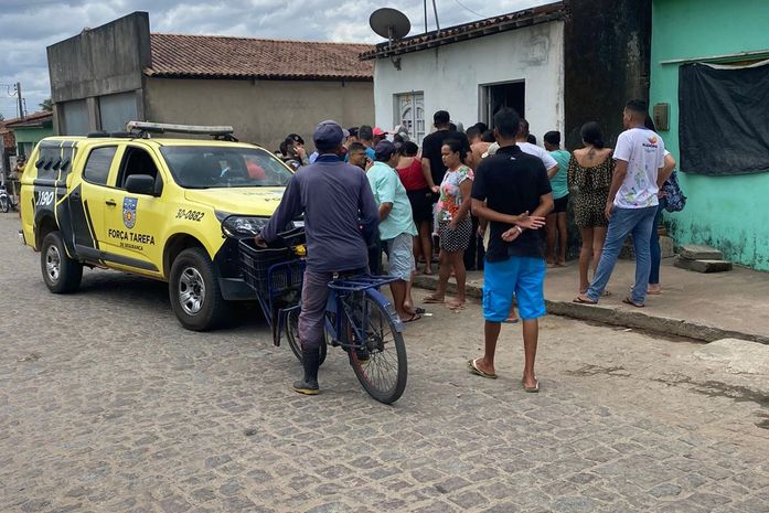 Criminosos invadiram casa e efetuaram disparos contra jovem, de 21 anos, que foi levado para hospital.