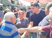 Marcos Beltrão é recebido com carinho pela população durante visita à feira livre de Penedo
