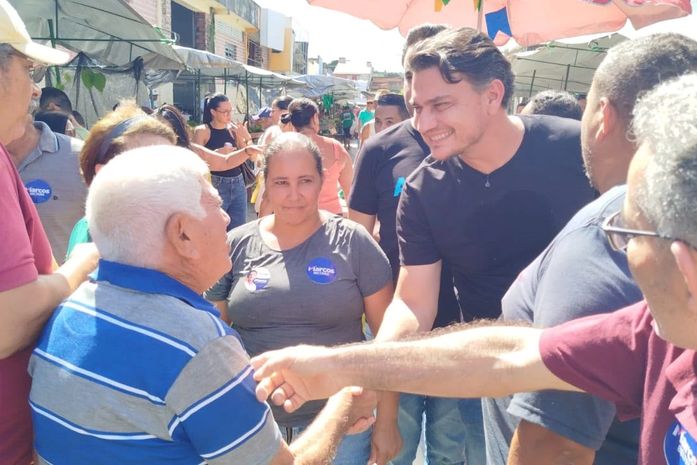 Marcos Beltrão é recebido com carinho pela população durante visita à feira livre de Penedo