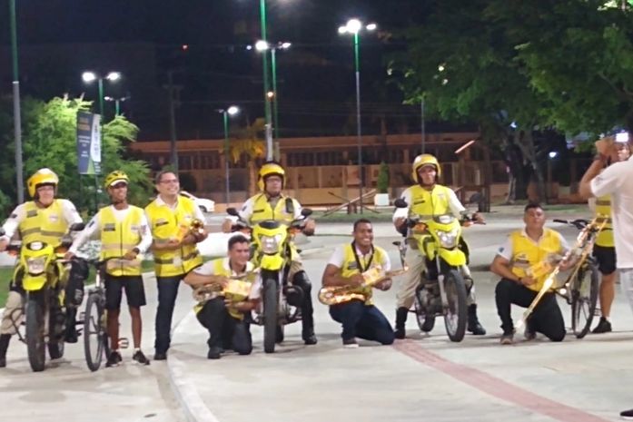 Apresentação da Banda da Ronda, pelas ruas, desperta a sensação de esperança, em população confinada.