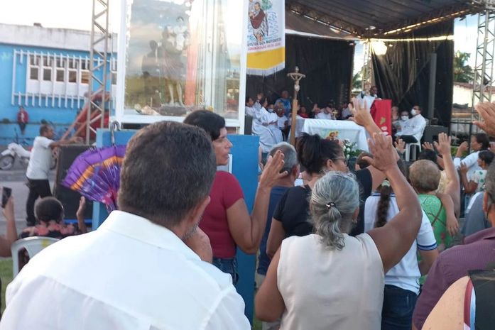 Missa campal reuniu milhares de fiéis na praça da igreja matriz