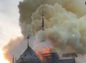 Incêndio destrói parte da catedral de Notre-Dame em Paris