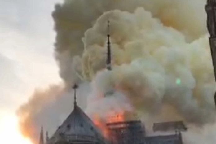 Incêndio destrói parte da catedral de Notre-Dame em Paris
