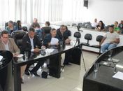 Por maioria de votos, vereadores rejeitam relatório e arquivam denúncias contra prefeito de Delmiro Gouveia