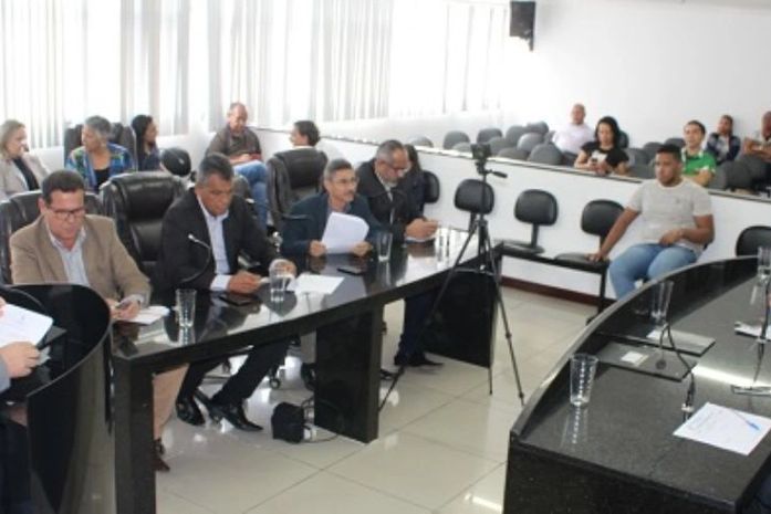 Por maioria de votos, vereadores rejeitam relatório e arquivam denúncias contra prefeito de Delmiro Gouveia