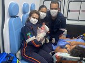 Socorristas do Samu Alagoas com a pequena Eduarda, que nasceu a caminho da maternidade