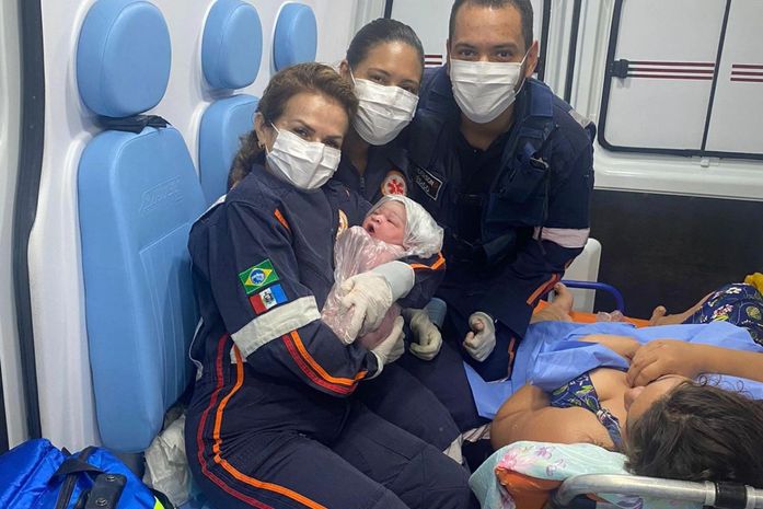 Socorristas do Samu Alagoas com a pequena Eduarda, que nasceu a caminho da maternidade