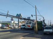 Poste cai sobre veículos e fere pedestres em Avenida 
