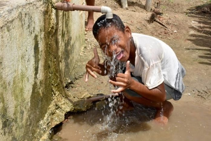 Criança agora brinca feliz com água em abundância graças ao Programa de Perfuração de Poços do Governo de Alagoas na região