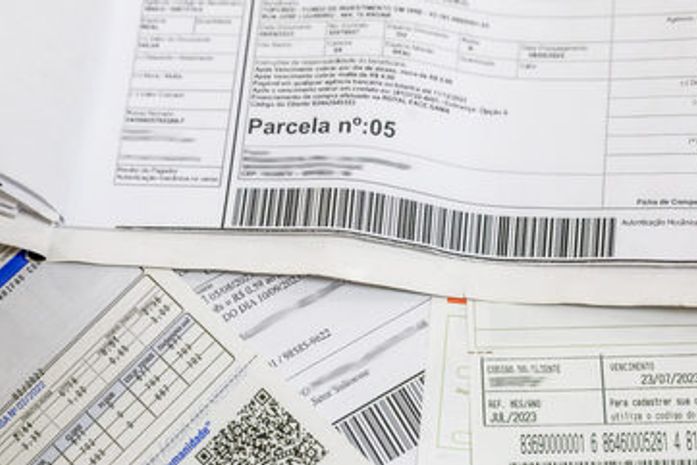 Quatro em cada dez brasileiros adultos estavam endividados em janeiro, aponta pesquisa