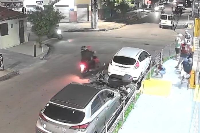 Dupla abre fogo contra grupo em calçada e ataque é registrado por câmera em Maceió