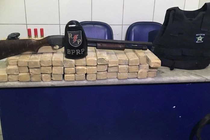 Policiais apreendem 30 kg de maconha escondidos em residência abandonada