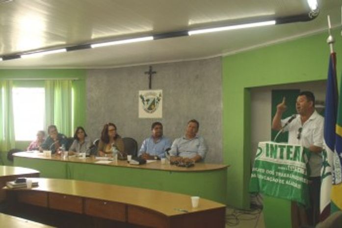 Professores da rede municipal de Arapiraca em greve são recebidos pelos vereadores