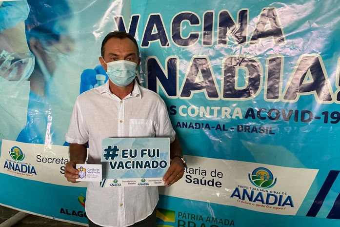 Prefeito de Anadia recebe a 1ª dose da vacina contra a Covid-19