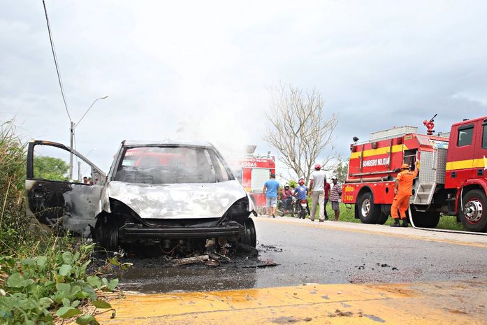 Após motorista abastecer, veículo pega fogo na AL 205