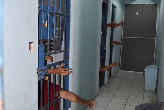 Policiais estão com problemas na custódia e remoção de presos, diz Sindpol