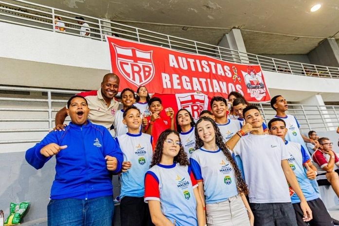 Estudantes acompanham partida no Rei Pelé entre CRB e Ponte Preta