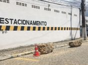 Estacionamento que impedia veículos de parar na rua é interditado