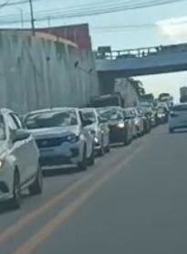 Congestionamentos travam principais avenidas da parte baixa de Maceió; veja vídeos