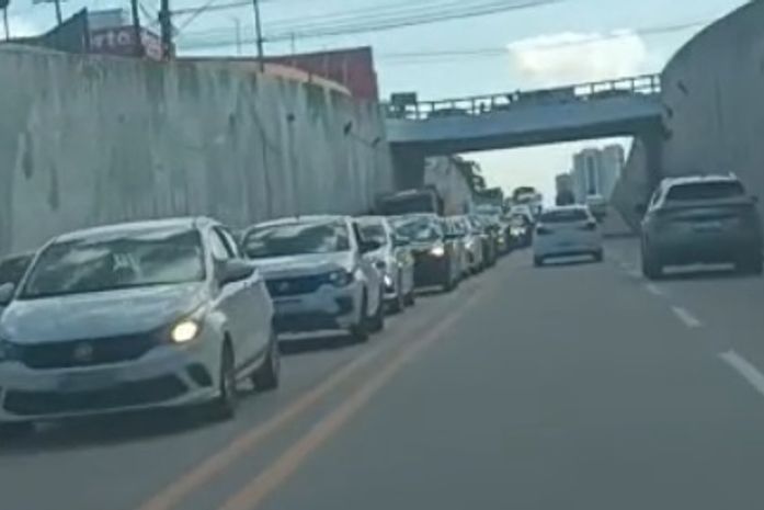 Congestionamentos travam principais avenidas da parte baixa de Maceió; veja vídeos