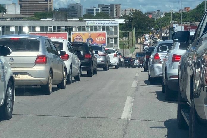 Trânsito segue caótico após desabamento de prédio: "Teste de paciência" para motoristas
