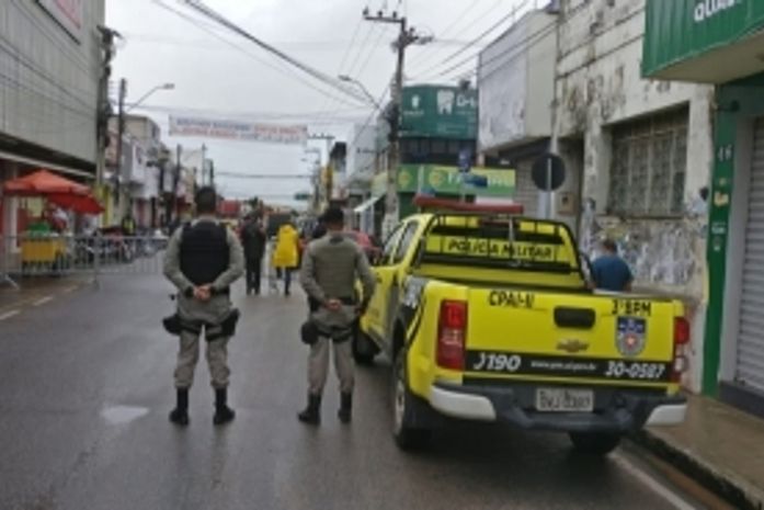 Fiscalização e barreiras reduzem acesso de pessoas ao Centro de Arapiraca