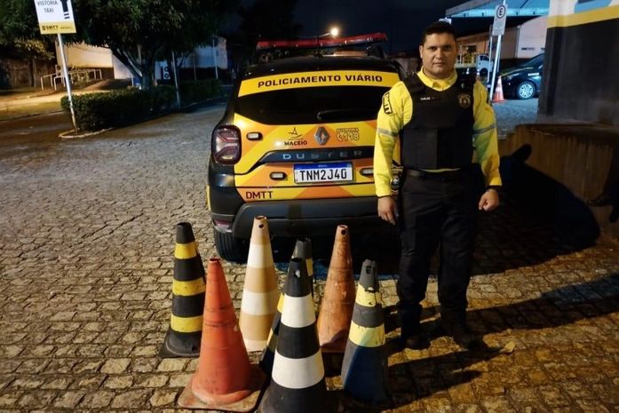 DMTT recolhe cones usados irregularmente para reservar vagas no Farol
