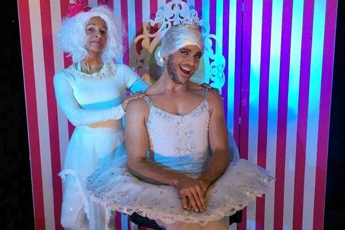 Espetáculo Bailarete, a bailarina barbada.