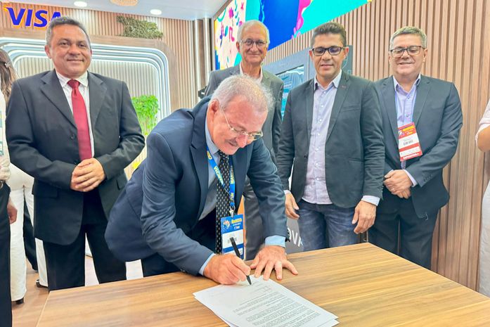 Em Brasília, Prefeito de Taquarana assina convênio para instalação de sistema de energia solar e ampliação de iluminação de led
